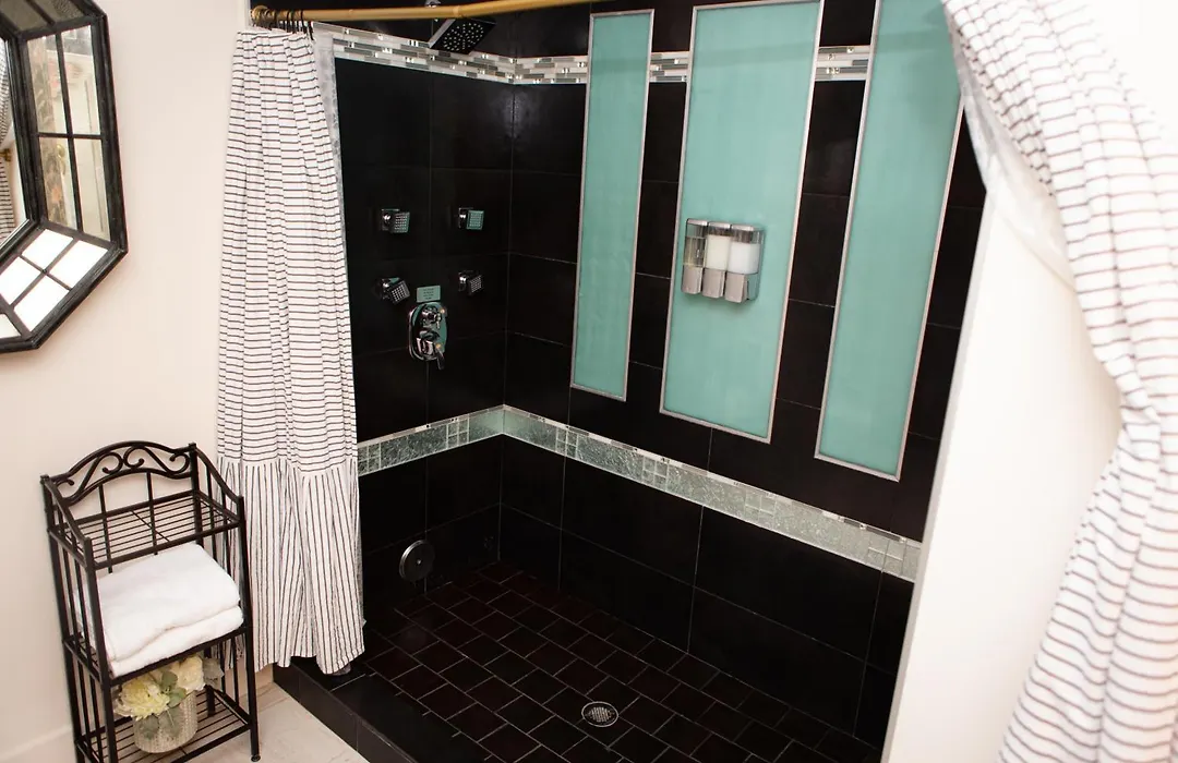Hideaway Suites On 5Th-Formally 5Th East Hall-1